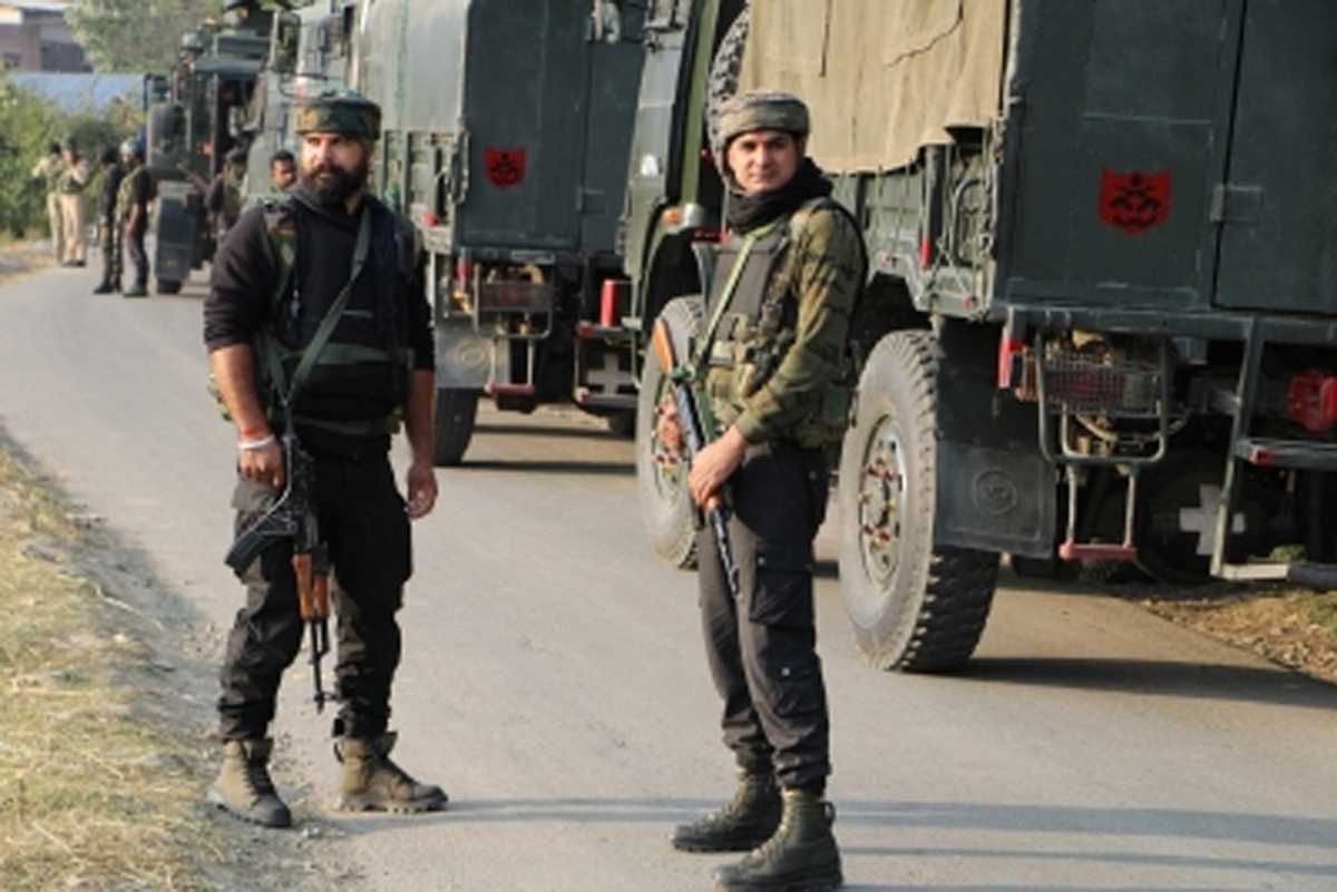 पुलवामा में हथियार और गोला-बारूद बरामद, तीन गिरफ्तार